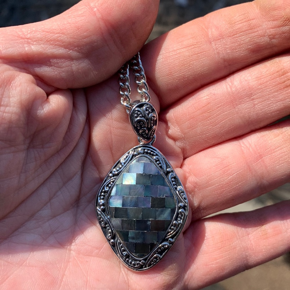 Lia Sophia pearlescent pendant necklace
